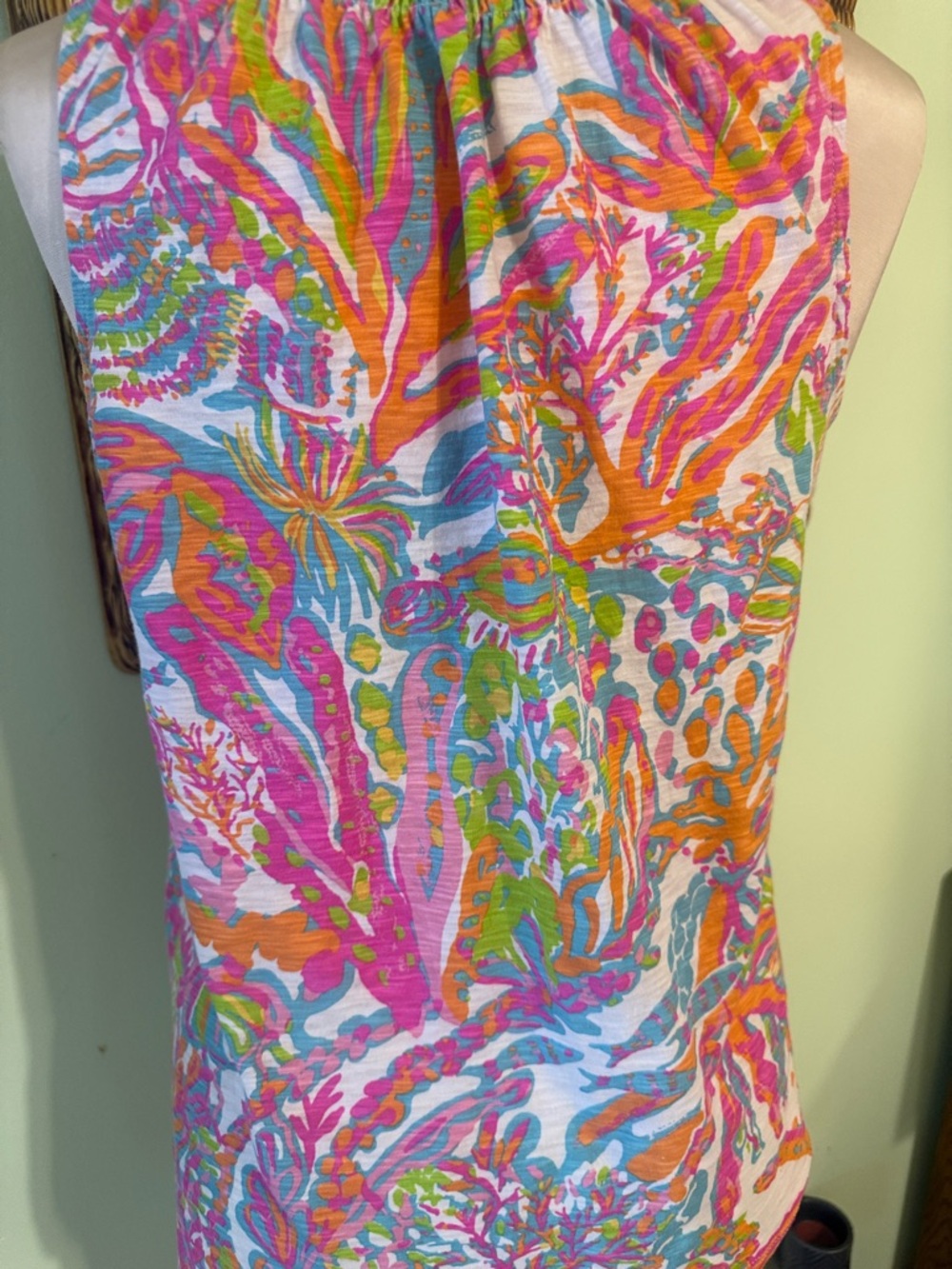 Lilly Pulitzer Sleeveless Printed V-Neck Women’s Top in Pink & Multicolor - Picture 3 of 6